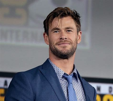 chris hemsworth estatura.